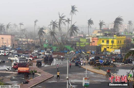 印度东部遭热带气旋“法尼”侵袭 已造成29人死亡