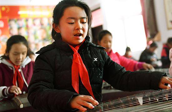 安徽省金寨县梅山镇小南京学校的一些留守儿童参加爱心人士创办的“山娃娃古筝班”陈力/摄