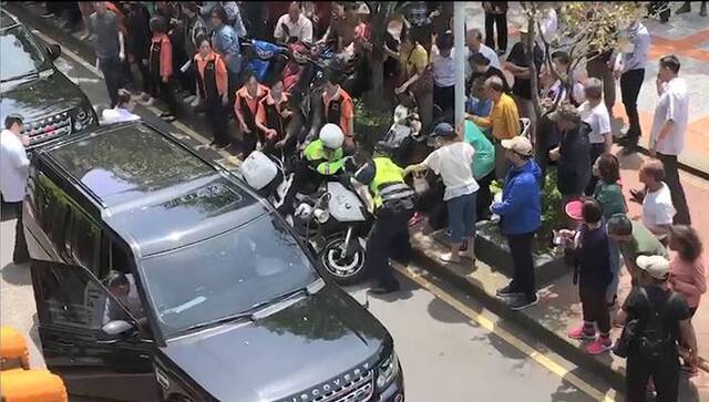 蔡英文今天前往板桥潮和宫参访，发生随扈开门下车不慎引起车祸，并导致随行警察与路旁民众受伤。（图片取自台媒）