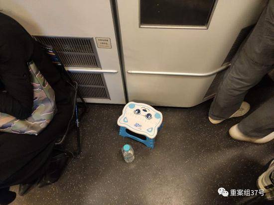 ▲5月4日，D22次列车，有乘客自带小凳子。新京报记者潘闻博摄