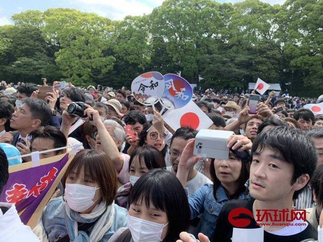 日本新天皇首次与国民见面 日右翼走在队伍最前头