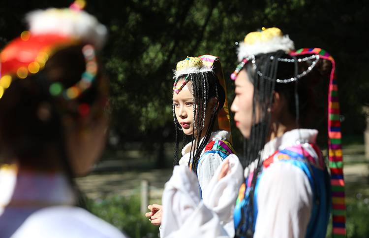 绘脸谱跳竹竿尝美食东城举行民族团结日活动