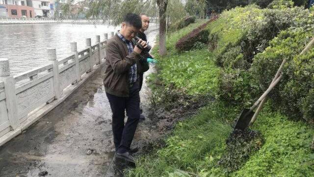 中央第四生态环境保护督察组在荆州市检查时发现，当地为应对督察临时封堵排污口导致污水倒灌城市街面。来源：中央生态环保督察组