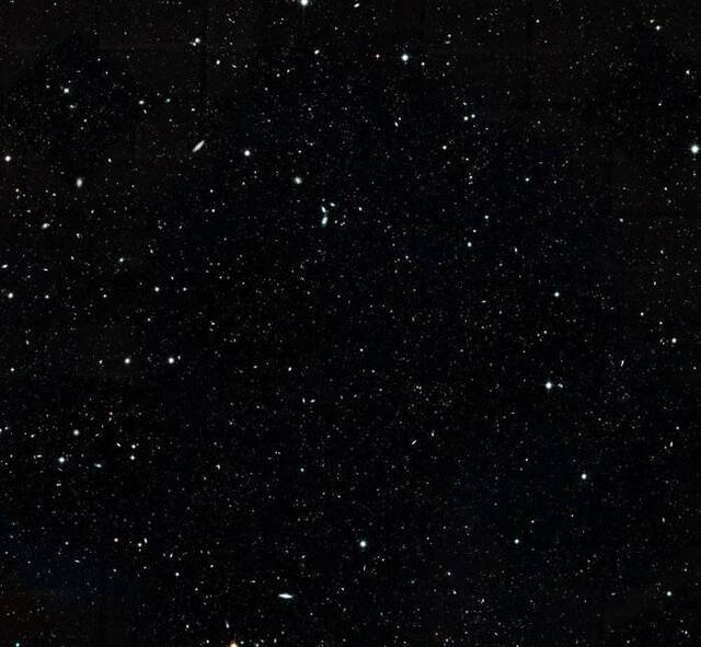 照片《哈勃遗迹》纳入哈勃望远镜所有成果可以看到26万5千个星系