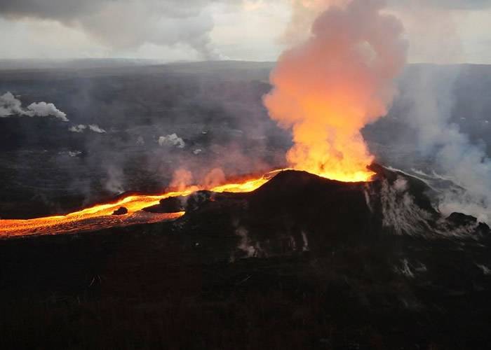 美国男子到夏威夷火山国家公园基拉韦厄火山观光时失足跌落悬崖身受重伤