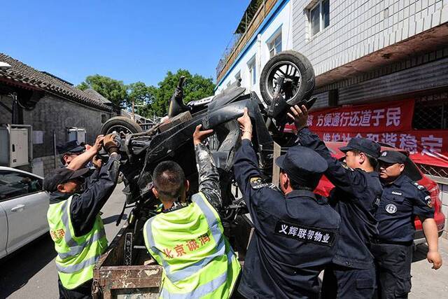 疏通胡同交通新街口街道整治私占公共道路行为