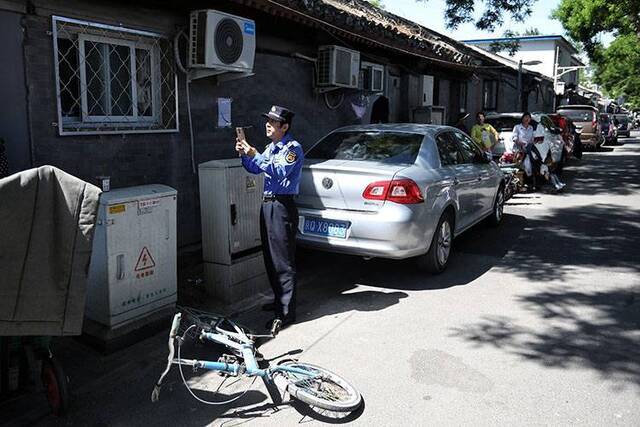 疏通胡同交通新街口街道整治私占公共道路行为