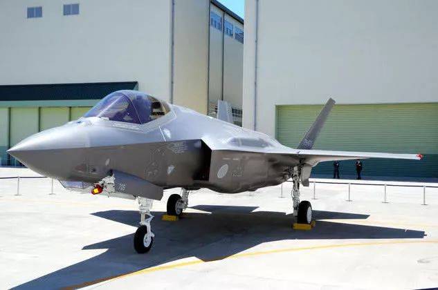 日打捞部分坠毁F-35A零件 但飞行记录仪损伤严重