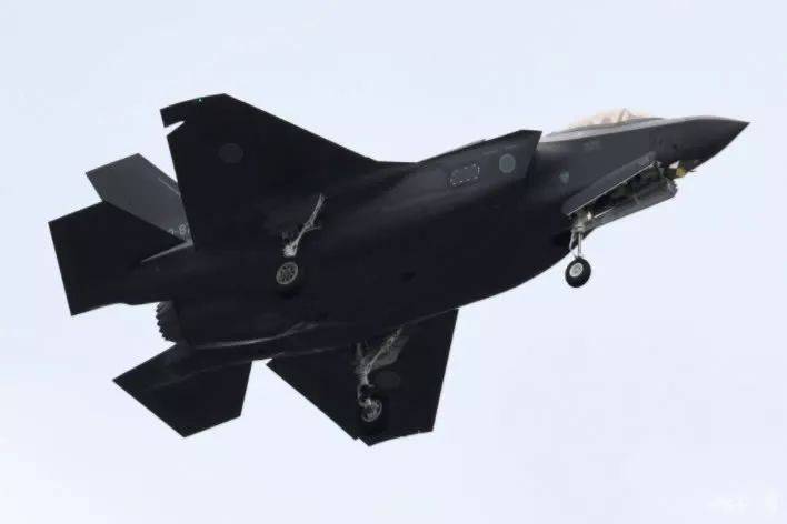 日打捞部分坠毁F-35A零件 但飞行记录仪损伤严重