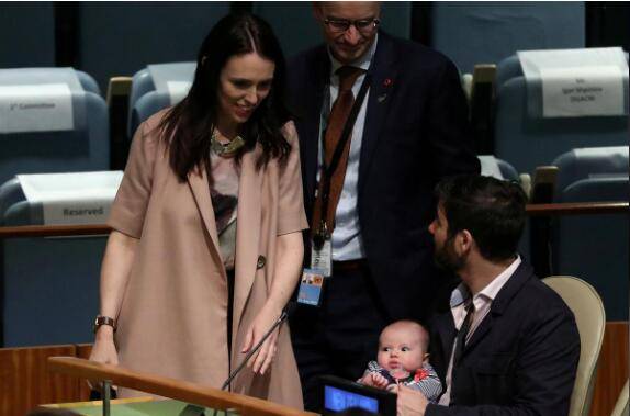  2018年9月，阿德恩带女儿出席联合国大会（图源：路透社）