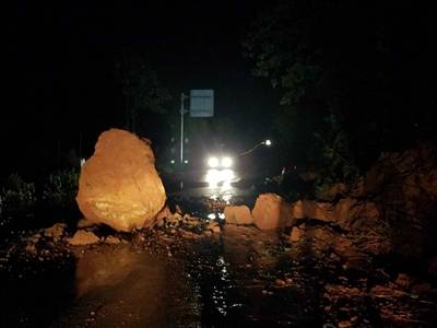 5吨巨石滚落 交警冒雨排险