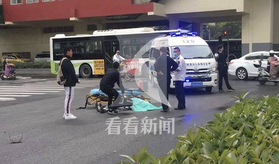 摩托车违规上高架撞击护墙 骑手高空坠落身亡