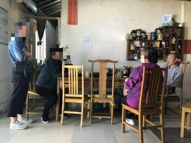 4月18日上午，一对南通母女和一对内蒙古飞来的老夫妇前来拜访道禄，希望能抱养孩子但被道禄劝回。新京报记者杜雯雯摄
