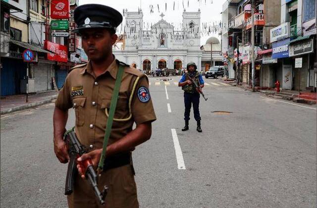 斯里兰卡安全人员持枪警戒。（图：路透）