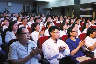 5月7日，200余位医务工作者在现场聆听了王向明教授的讲座，来自全国的235.2万网友收看了节目，17.3万网友通过微博、论坛等参与了交流互动。实习生陈婉婷摄