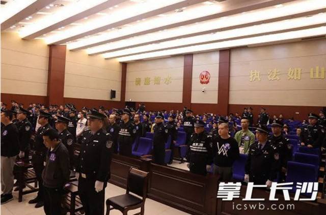 每月9千元 长沙民警向讨债团伙卖了948条公民信息