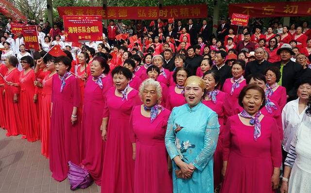 苹果园“老街坊”齐唱红歌迎祖国70周年华诞