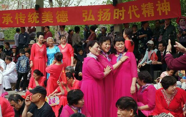 苹果园“老街坊”齐唱红歌迎祖国70周年华诞