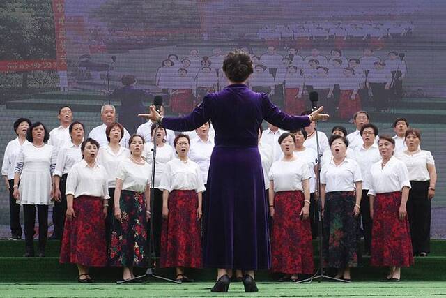 苹果园“老街坊”齐唱红歌迎祖国70周年华诞