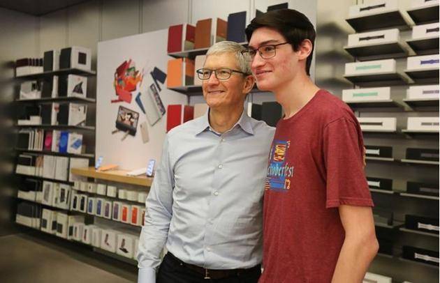库克参观佛罗里达苹果零售店 并会见WWDC奖金获得者