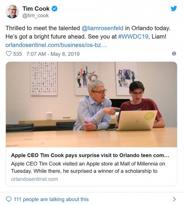 库克参观佛罗里达苹果零售店 并会见WWDC奖金获得者