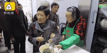 90岁奶奶开餐厅老人免费开业首日200人免费来吃