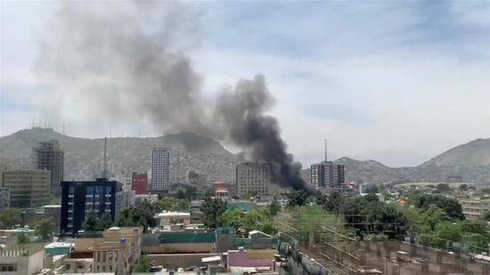 喀布尔市中心发生爆炸，图源：路透社