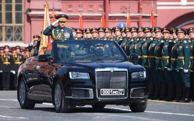 俄罗斯国防部长绍伊古在彩排中乘着“金色俄罗斯”敞篷检阅车