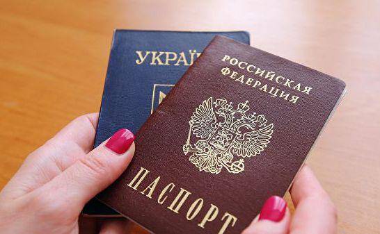 乌克兰护照与俄罗斯护照（图源：俄新社）
