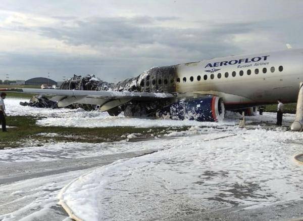5月5日，在俄罗斯莫斯科谢列梅捷沃机场，出事客机机身被阻燃剂覆盖。新华社图