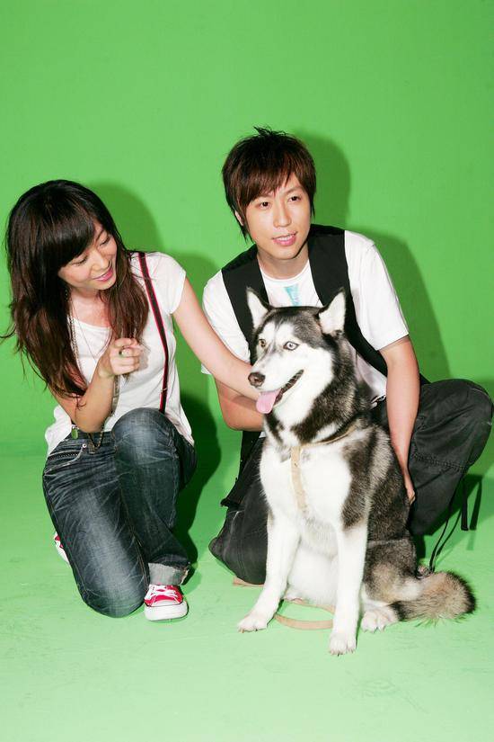 2007年，陈绮贞和阿信共同拍摄了《私奔到月球》MV。