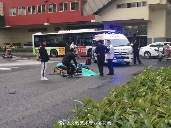 事发后，120急救人员、110民警赶赴现场处置调查，并展开抢救，不幸的是，骑车男子确认已经身亡。网友图