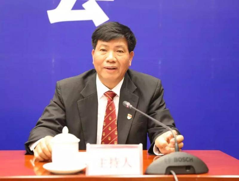 柳州市委政法委副书记、市扫黑办主任欧顺红主持发布会。