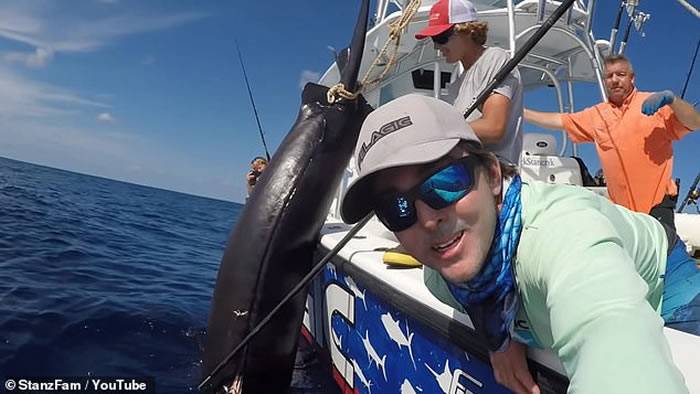 美国渔民花8小时钓起343公斤巨型剑鱼刷新佛罗里达州纪录