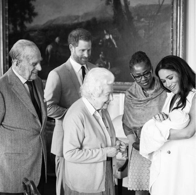8日，伊丽莎白女王和爱丁堡公爵与他们的曾孙阿尔奇见面的照片。