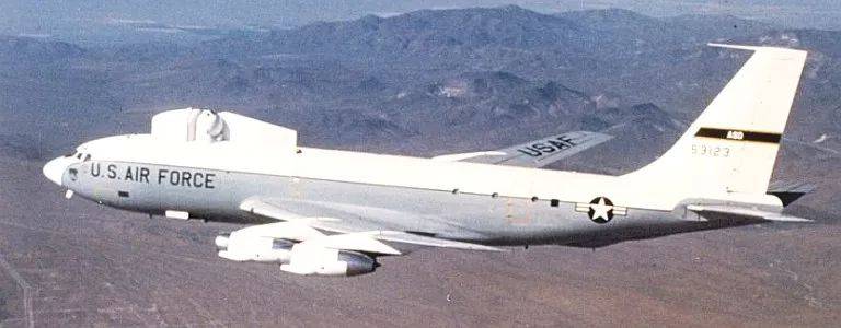 ▲早在1981年，美空军就将一架NCK-135运输机改为机载激光武器试验机，安装一门二氧化碳激光炮。图为该机试飞照片，可见机背上方的激光武器转塔。
