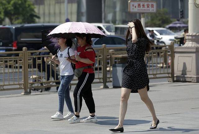 最高气温30℃市民遮阳避暑各有其招组图