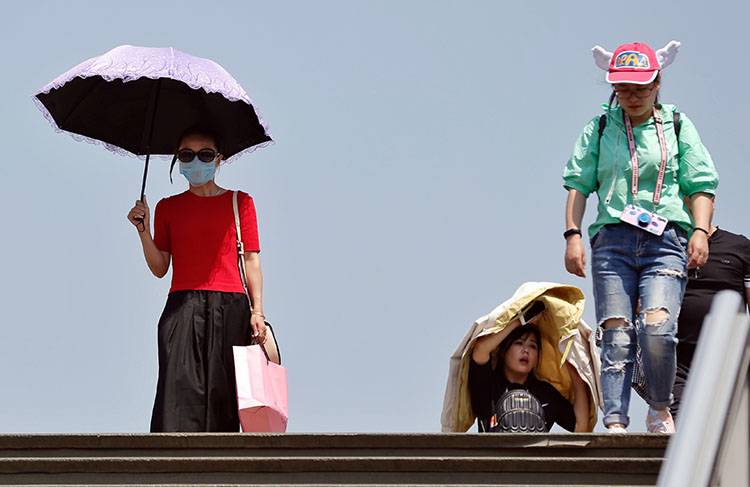 最高气温30℃市民遮阳避暑各有其招组图