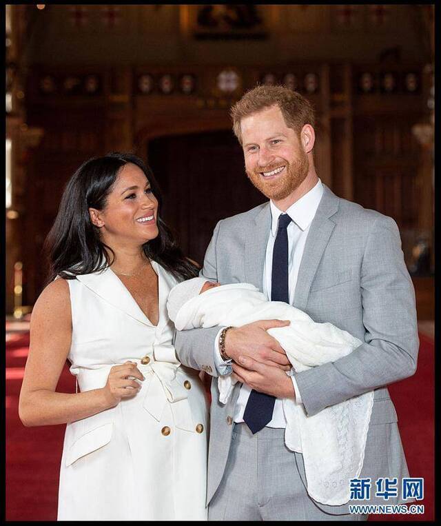英国哈里王子夫妇抱新生儿拍全家福 小王子首次曝光