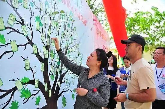 2019年4月4日，海南三亚荔仙园倡导文明扫墓。视觉中国供图