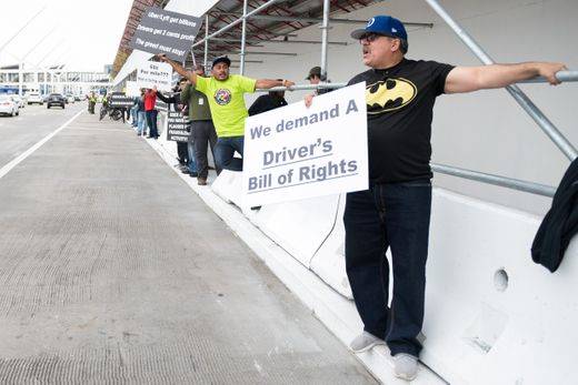 在洛杉矶国际机场附近抗议的司机
