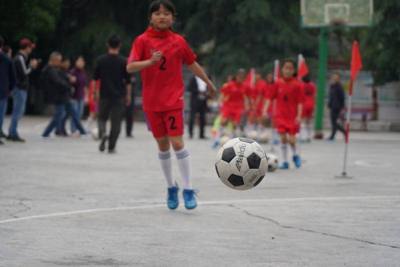 苗乡小学有支女子足球队