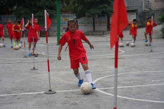 苗乡小学有支女子足球队