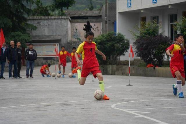 苗乡小学有支女子足球队