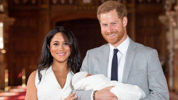  8日，哈里王子偕夫人梅根及新生儿亮相。（图源：BBC）