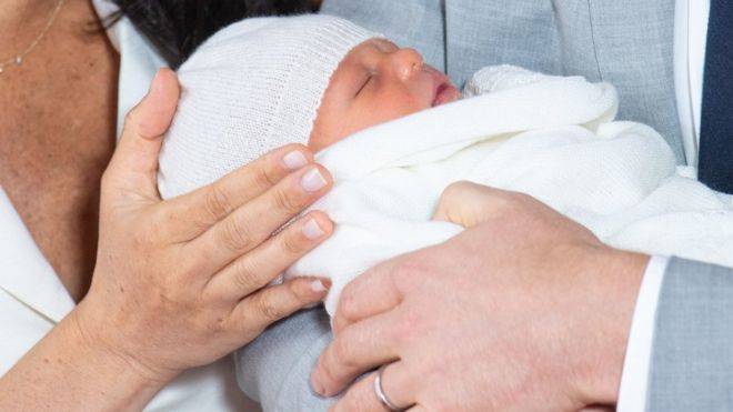  8日，哈里王子偕夫人梅根及新生儿亮相。（图源：BBC）