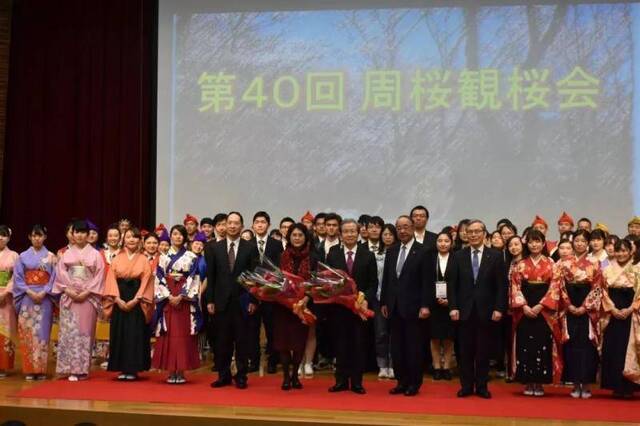 4月7日，驻日本大使程永华夫妇应邀出席创价大学第40次周樱赏樱会。图源：中国驻日本大使馆官网