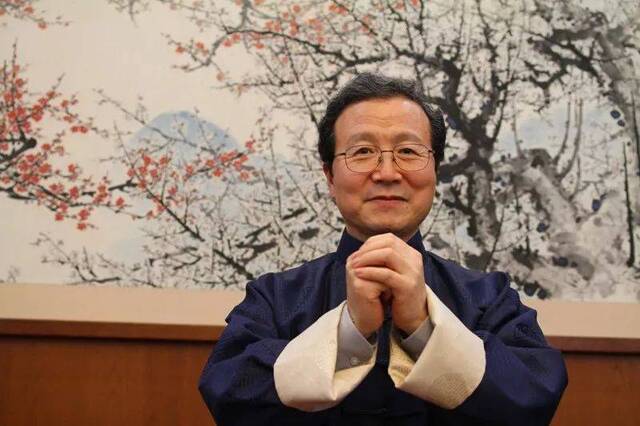 2013年2月5日，中国驻日本大使程永华携馆员向祖国人民拜年。图源：人民网