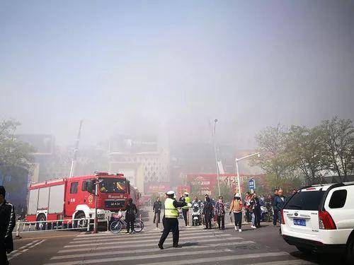 呼和浩特市一商场发生火灾 商场员工全部撤出(图)