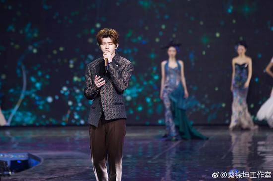 蔡徐坤参加北京春晚。